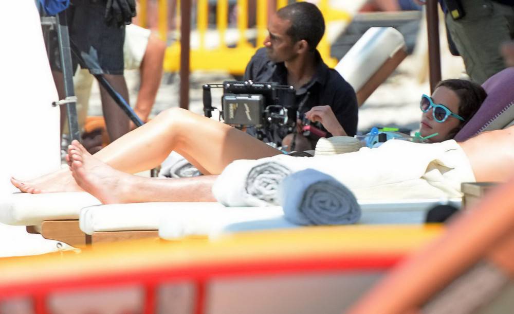 Emilia clarke shows off her curvy bikini body at the beach while filming me befo - #11