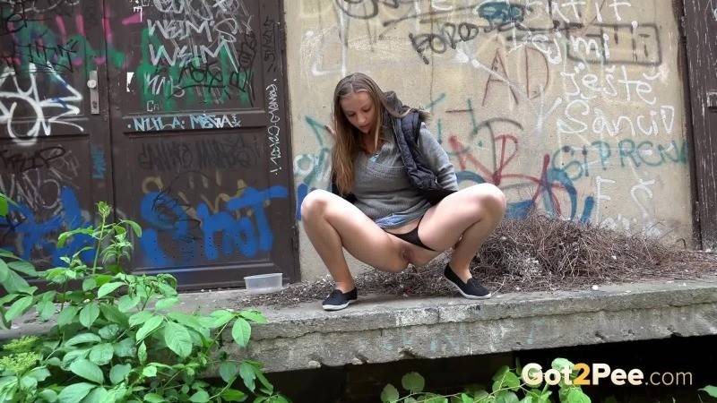 Gorgeous brunette pulls her g string to pee - #7