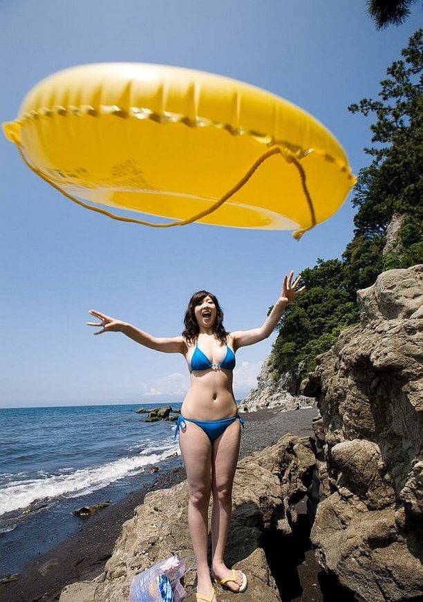 Japanese beach babe saki koto in bikini shows tits - #11
