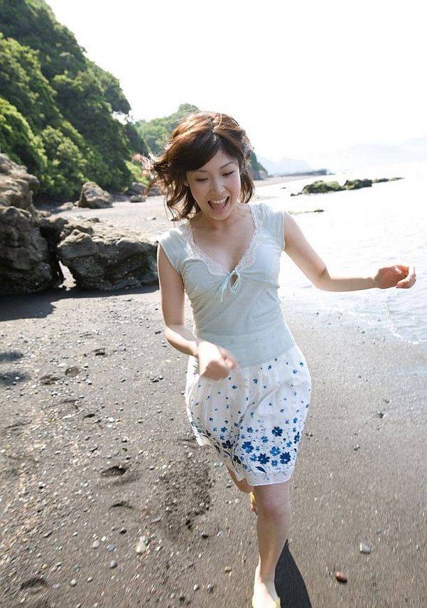Japanese beach babe saki koto in bikini shows tits - #5