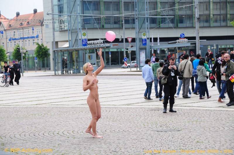 Celine nude in public - #8