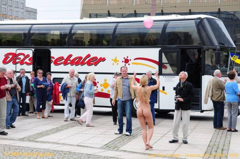 Celine nude in public | Photo: 5099036