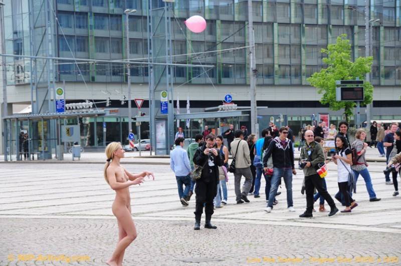 Celine nude in public - #9