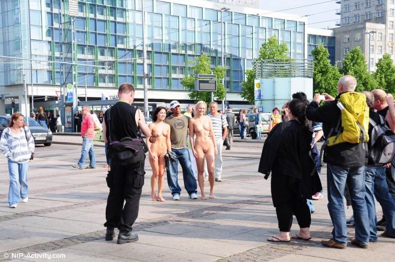 Linda nude in public - #7