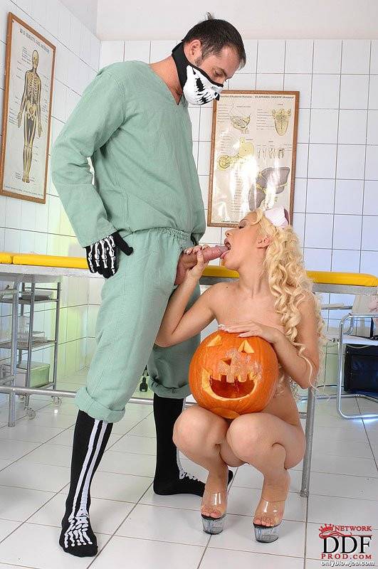 Blonde Nurse Bibi Noel Blows A Massive Wang At The Hospital Looking For A Halloween Cumshot - #4