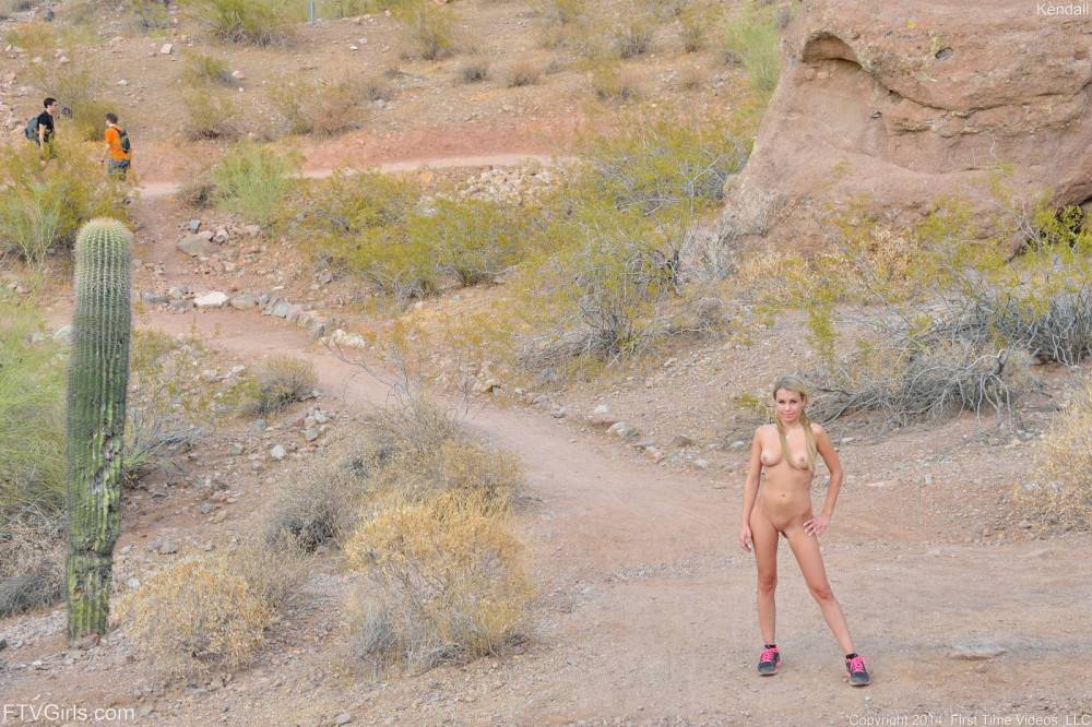 Mountain Climbing Blonde Babe Kendall Kayden Hikes Through The Desert And Poses Butt Naked. - #13