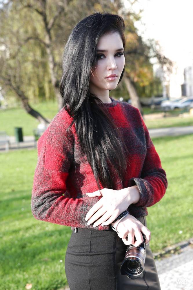 Shapely ukrainian brunette teen Malena Fendi in erotic gallery - #7