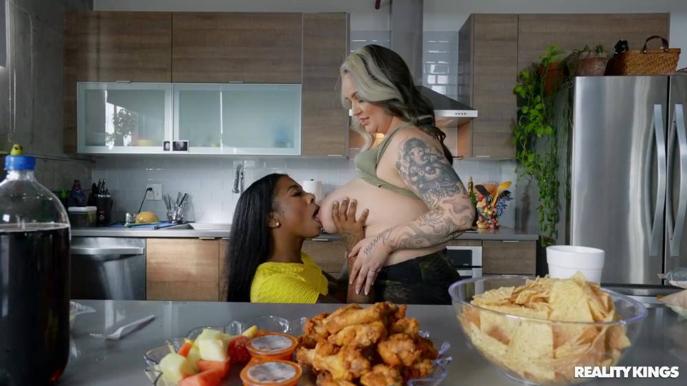 Chubby Mature With Tattoos Fucks Her Girlfriend In The Kitchen - #4