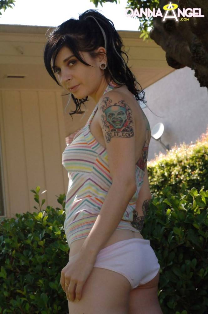 Very attractive american milf Joanna Angel makes some hot foot fetish action outdoor - #4