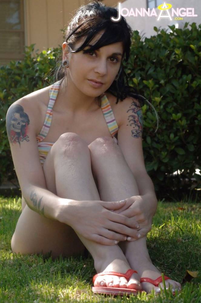 Very attractive american milf Joanna Angel makes some hot foot fetish action outdoor - #15