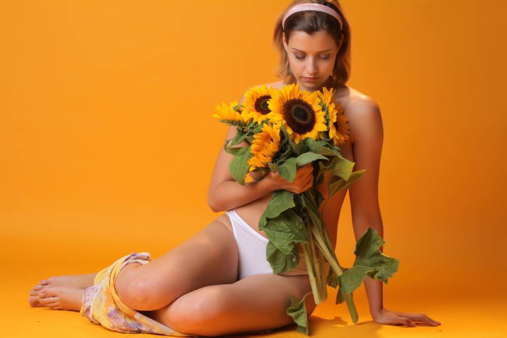 Wonderful Blonde Babe Vienna Is Getting Nude And Hotly Posing With Beautiful Sunflowers And Showing Her Boobs - #8