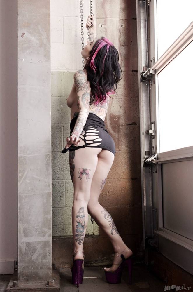 Deluxe american milf Joanna Angel reveals her butt - #10