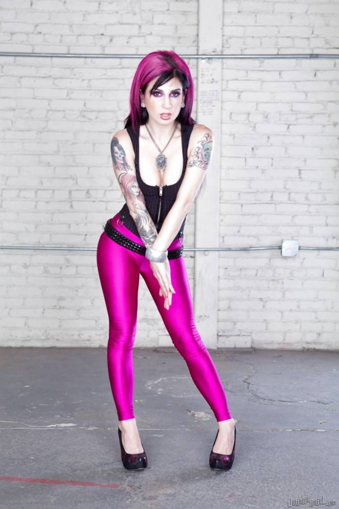Attractive american milf Joanna Angel showing big boobies and spreading her legs - #4