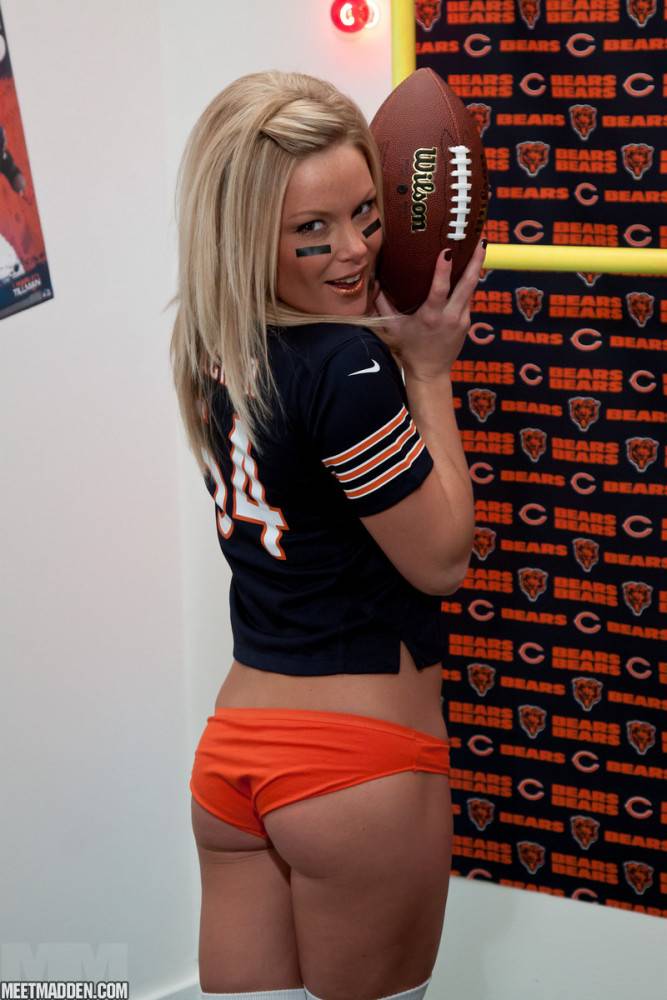 Sporty Golden Haired Girl Meet Madden Enjoys In Taking Her Jersey Off For The Team - #10