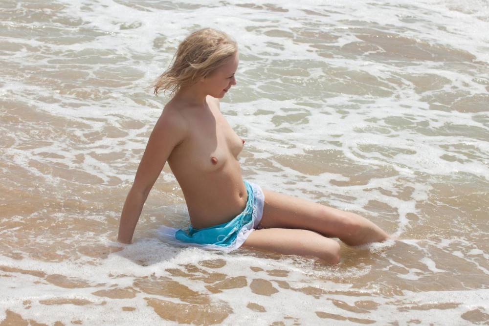 Hot Blonde Babe Feeona A Cools Off Her Fine Body In The Ocean And Teases Us - #14