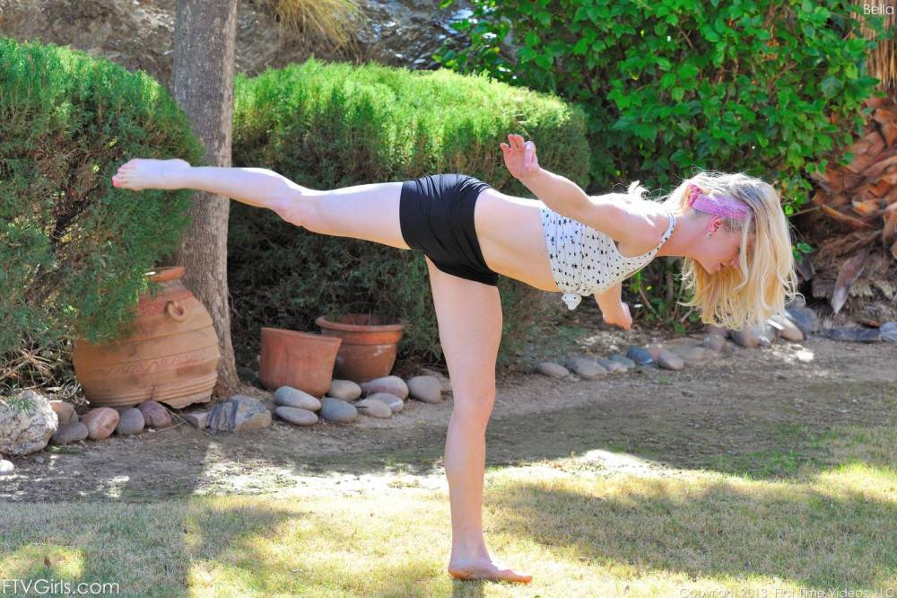 Sporty Bimbo Bella Bends Demonstrates The Erotic Gymnastics Under The Sky - #3