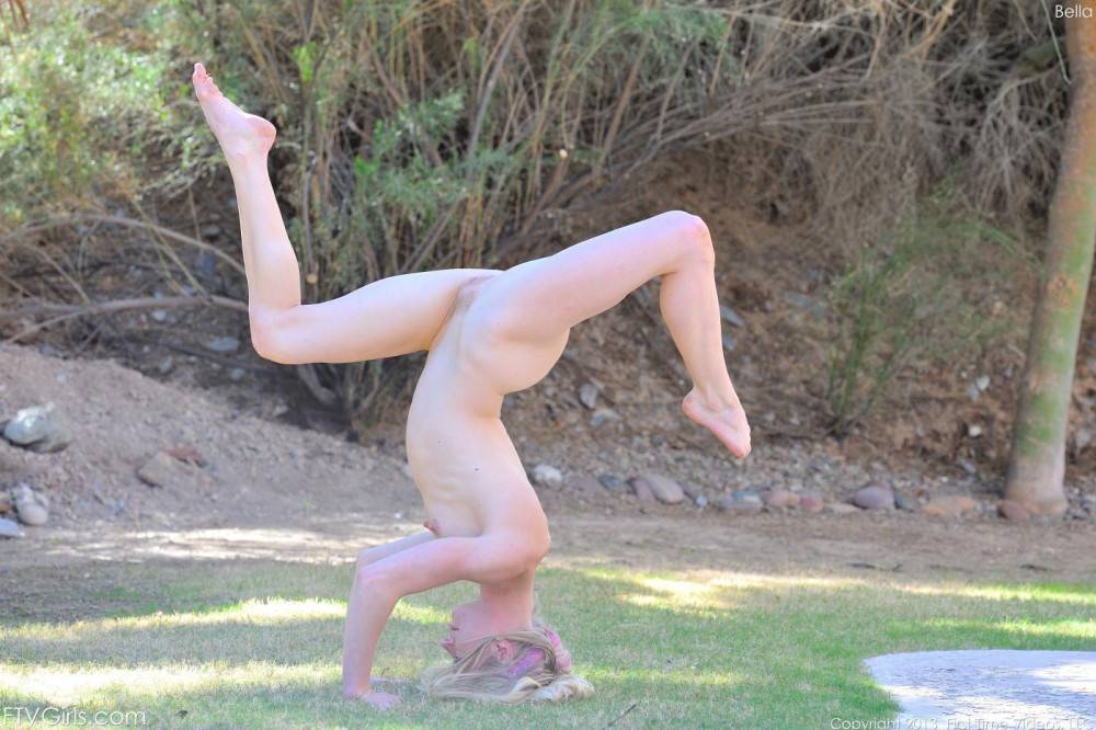 Sporty Bimbo Bella Bends Demonstrates The Erotic Gymnastics Under The Sky - #14