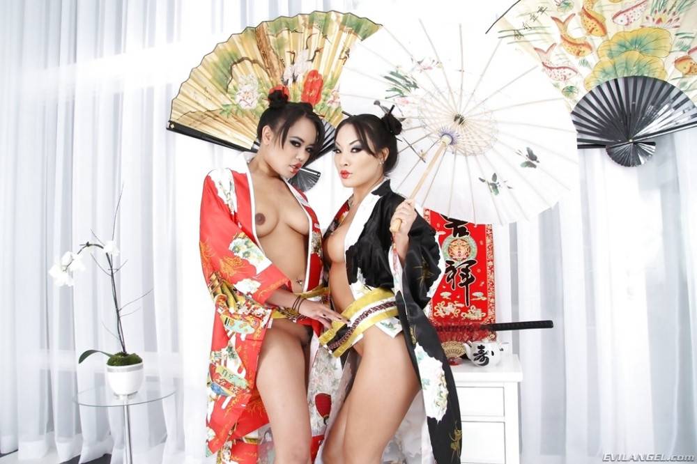 Stunning girls Annie Cruz and Asa Akira reveals hot bodies - #4