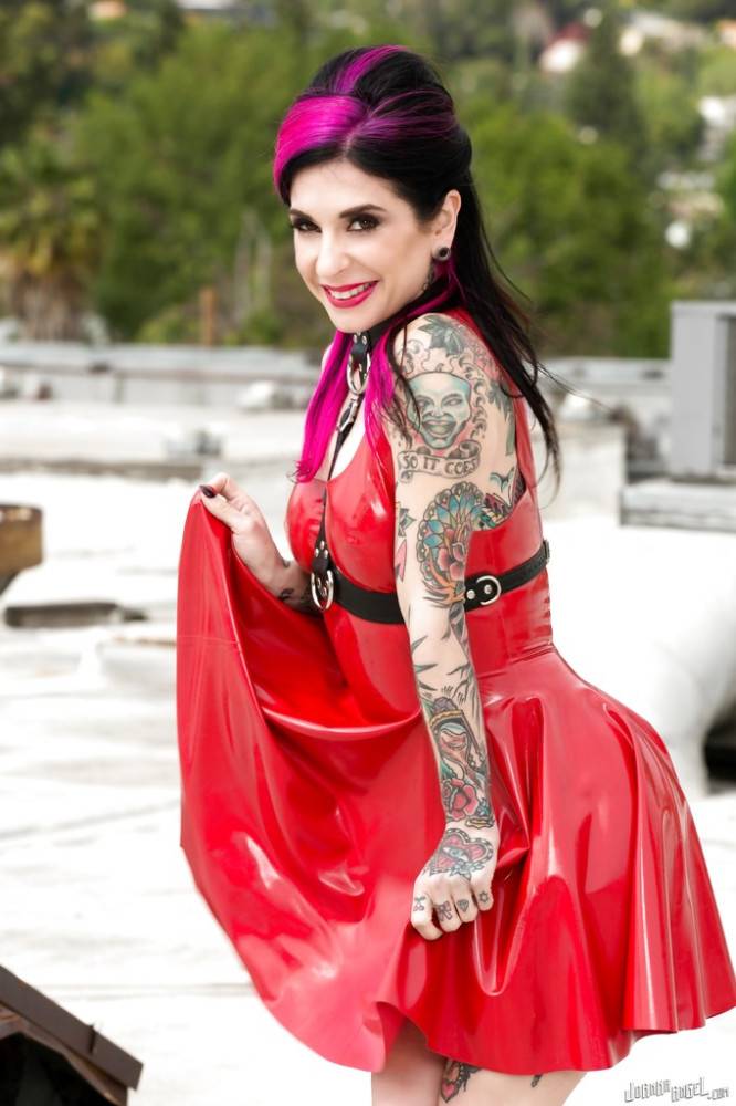 Deluxe american milf Joanna Angel shows some fetish outside - #4