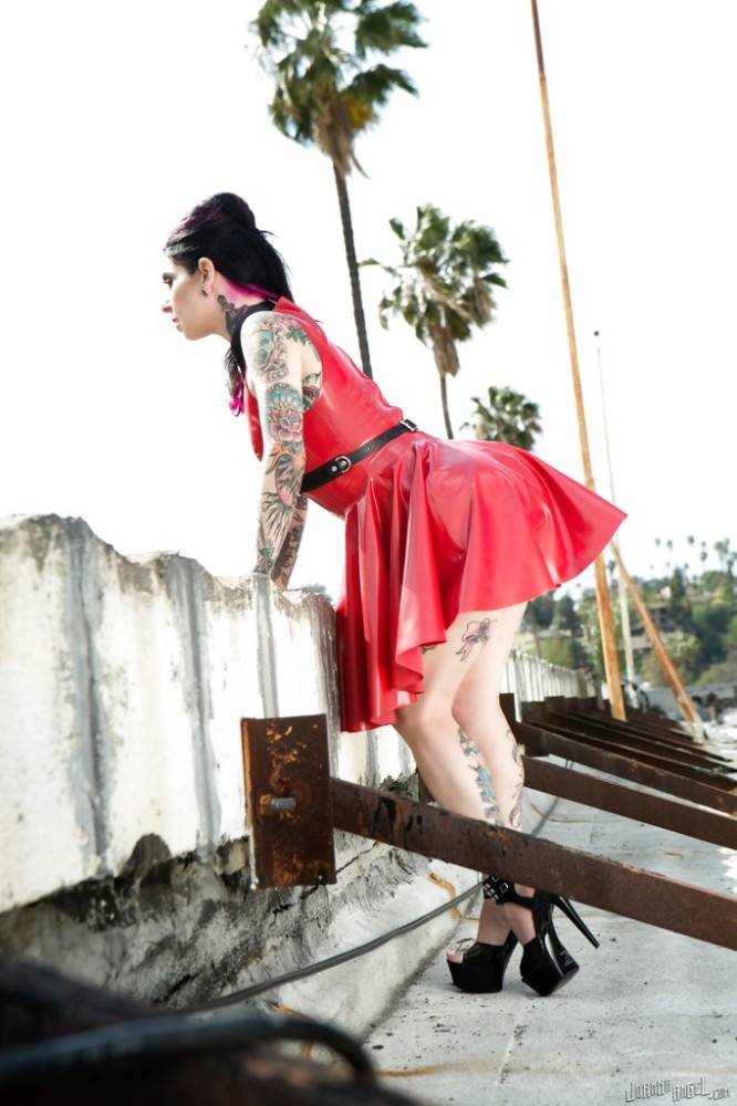 Deluxe american milf Joanna Angel shows some fetish outside - #12