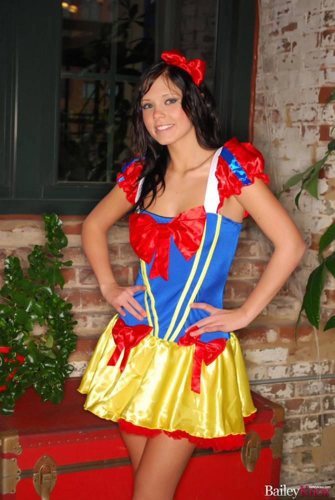 Bailey Knox Is Simply Arousing In This Snow White Costume, And Even More When She Takes It Off - #2