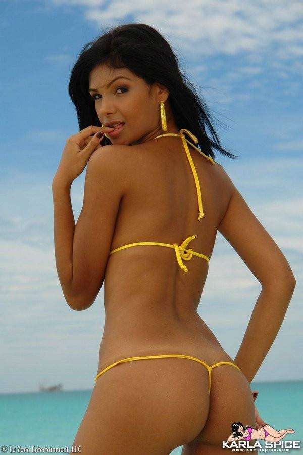Round Titted Chica Karla Spice In Yellow Bikini Takes Sexy Poses On The Beach - #5