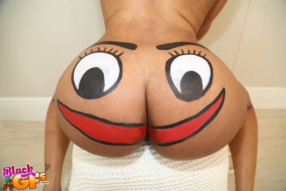 Attractive american amateur Jayla Foxx exhibiting her butt - #17
