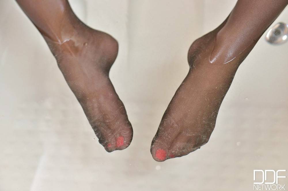Sultry american hottie Megan Rain show some foot fetish in bath - #7