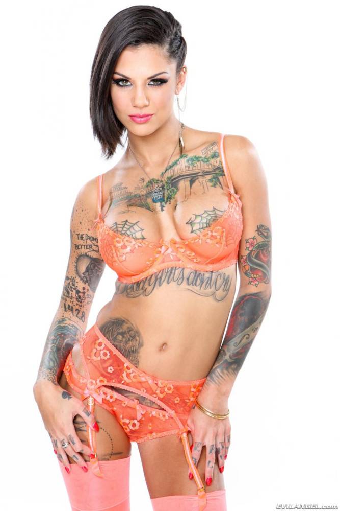 Tattooed Girl In Erotic Lingerie Bonnie Rotten Is Demonstrating Her Body - #1