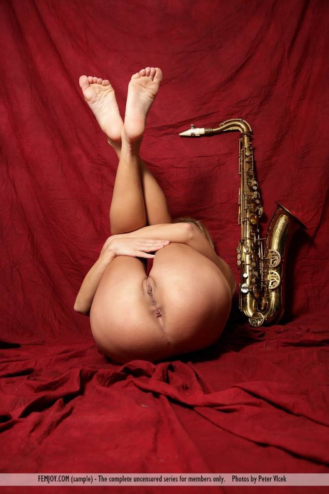 Blonde MILF Adriana Malkova Makes Sweet Softcore Magic Playing Saxophone In The Nude - #13