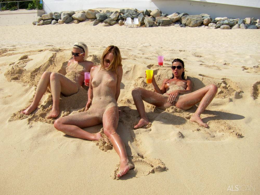 Luscious babes Franziska, Kacey Jordan, Sara Jaymes and Bibi Noel enjoying crazy lesbian groupsex on the beach | Photo: 6362803