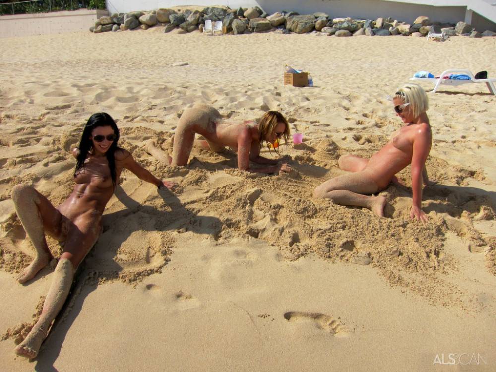 Luscious babes Franziska, Kacey Jordan, Sara Jaymes and Bibi Noel enjoying crazy lesbian groupsex on the beach | Photo: 6362805