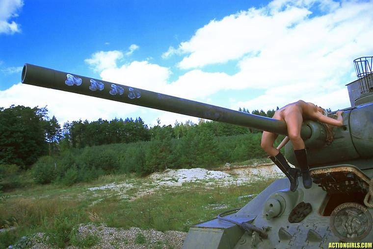 Leggy Blonde Beauty Silvie Thomas In Black Boots Displays Her Perfect Oiled Body On A Tank - #13