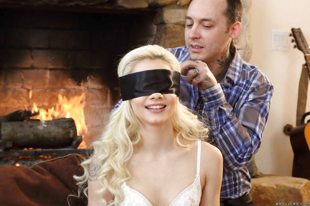 Shapely american blond teen Elsa Jean work on rod and enjoys a cum shot on her face | Photo: 6465020