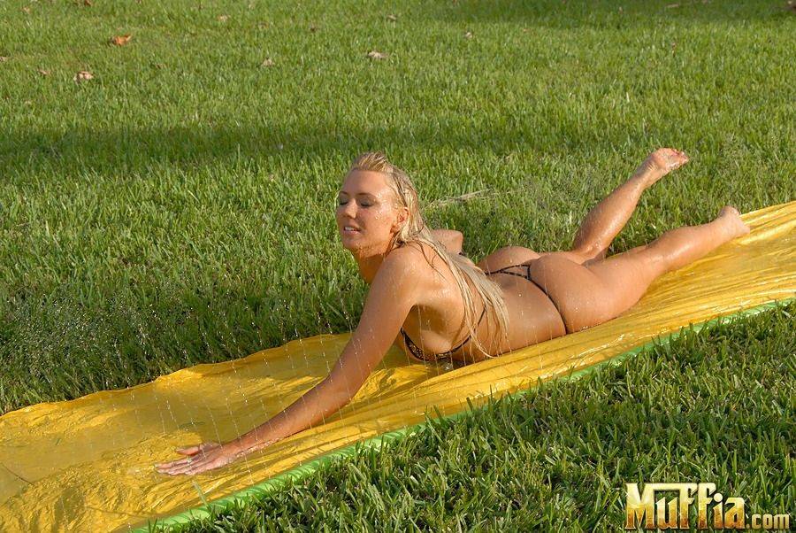 Sydney And Molly Cavalli Enjoy Pussy Licking And Tribalism On A Yellow Blanket - #5