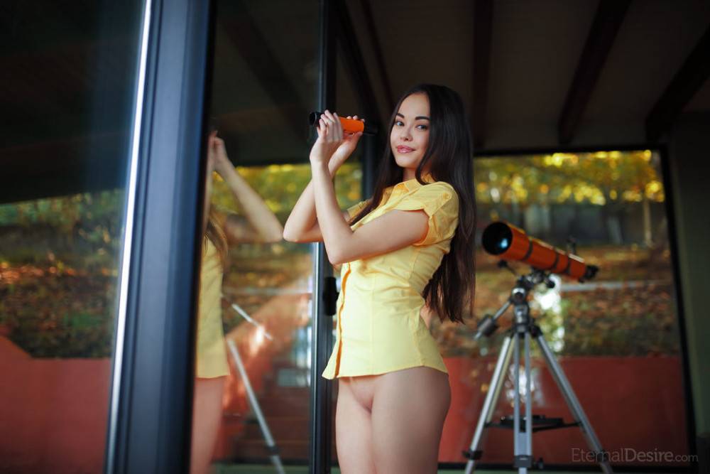 Hot oriental brunette hottie Li Moon makes some hot foot fetish action - #3