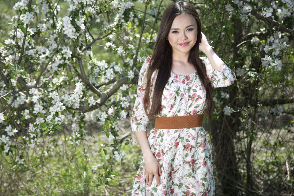 The Pretty Asian Doll Li Moon Is Under The Blossoming Tree Showing Off Hot Naked Charms - #3