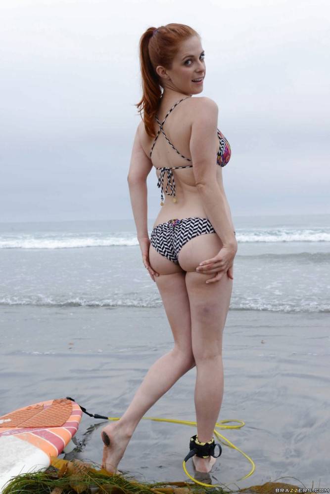 Sultry american cutie Penny Pax exposes her ass on the beach - #7