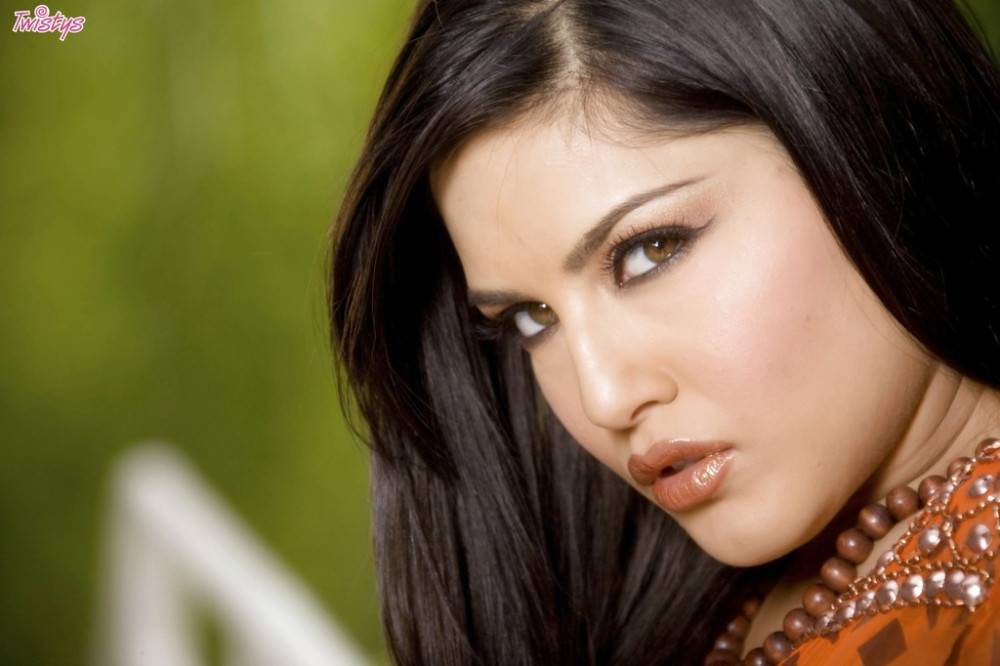 Enchanting indian milf Sunny Leone exposing big titties and toying her twat outdoor - #9