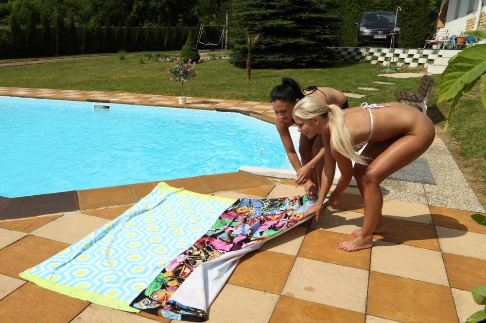 Lesbian Chicks Lola Myluv And Rosaline Rosa Are Playing With Strapon At The Pool - #5