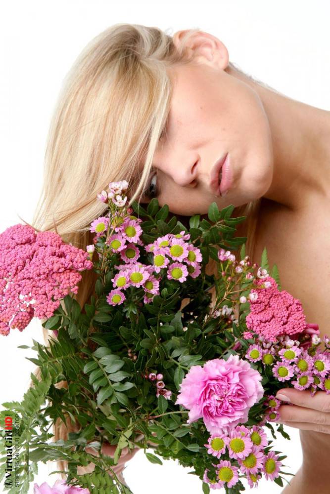 Behind Those Flowers, Blonde Lizzy Merova Is Hiding An Amazing Body Ready For Revealing. - #3