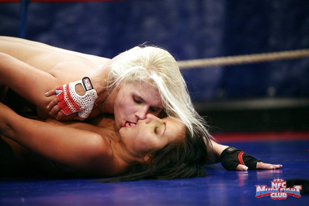 Deluxe girls Brandy Smile and Lioness in rough catfight | Photo: 7223093