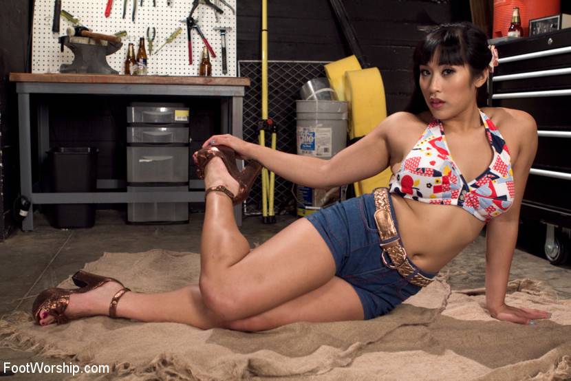 Mia li sneaks into the garage to give a foot job | Photo: 4780905