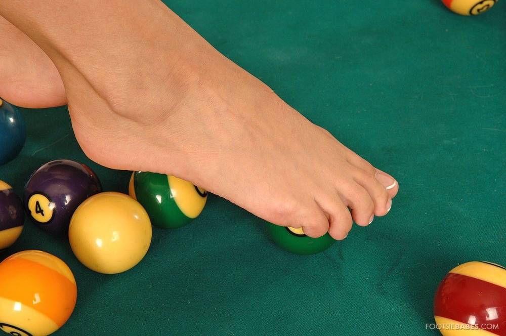 Naughty Babe Cindy Hope In Golden High Heels Gets Fully Nude On A Pool Table | Photo: 8536750