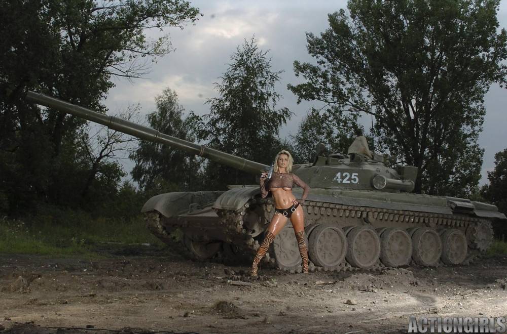 Breathtaking Military Babe Vanessa Upton With Huge Sexy Tits Goes Topless Beside The Tank - #1