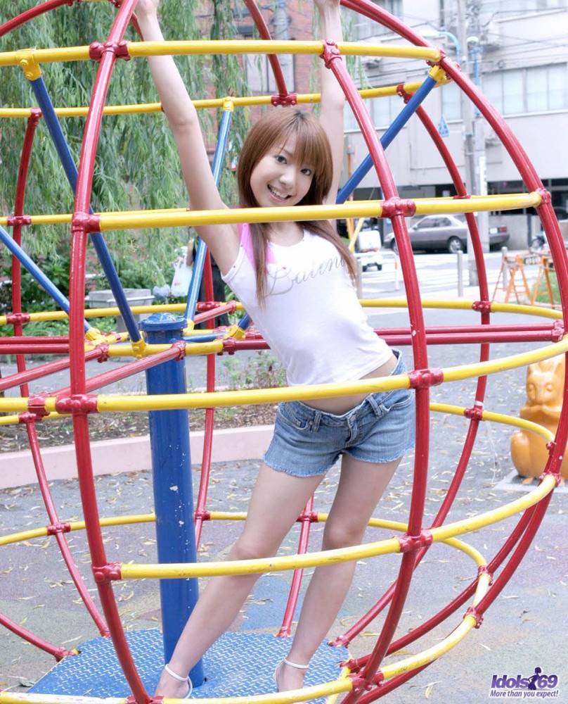 Playful Asian Girl Yuuna Idols Enjoys In Teasing And Lifting Her T-shirt Outdoor - #7