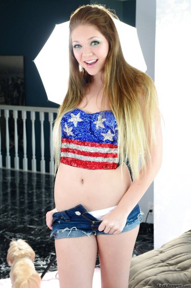 Sexy american young Jessie Andrews in fancy shorts exhibiting her butt | Photo: 7664925