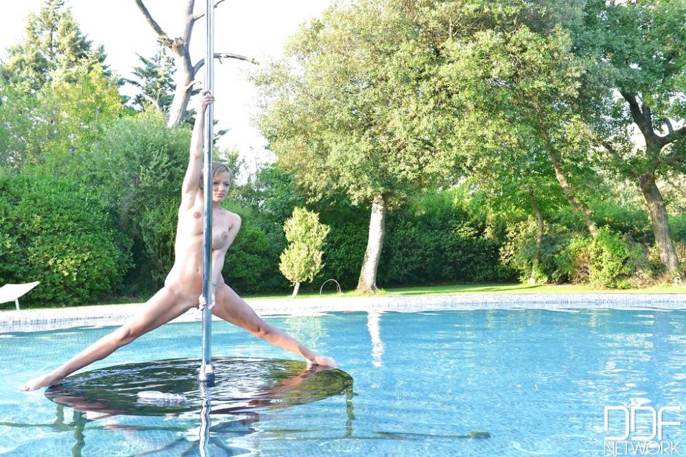 Peachy british babe Loulou Petite in sexy bikini likes foot fetish near the pool - #19