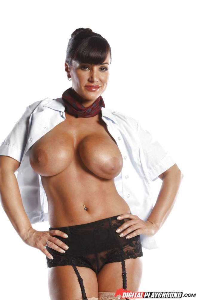 Very attractive american brunette aged Lisa Ann denudes big tits and sexy butt | Photo: 7916363