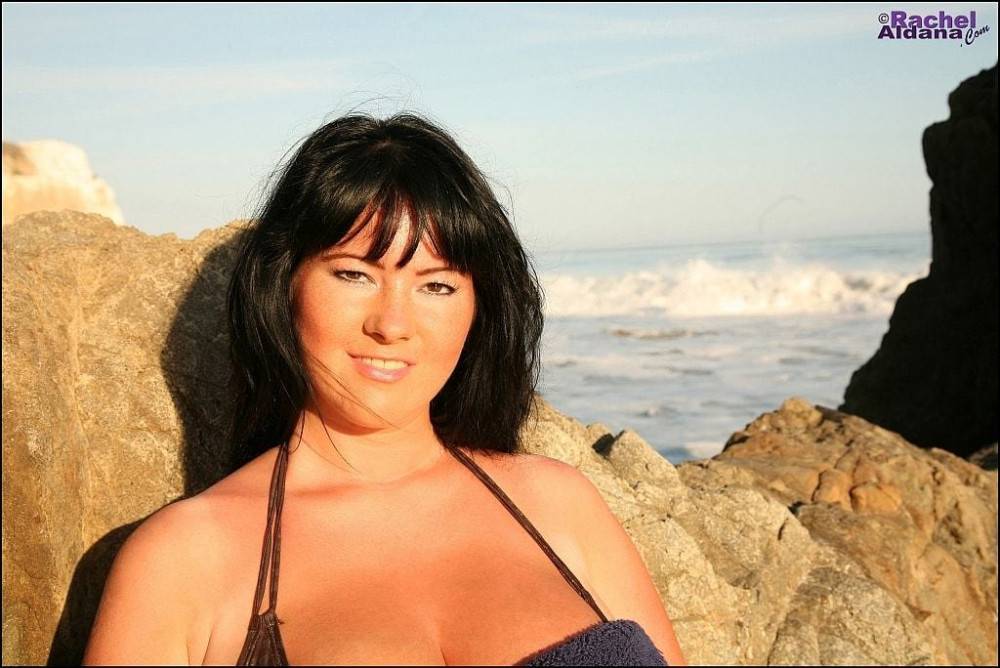 Stunning brittish babe Rachel Aldana in sexy posing on camera on the beach - #13